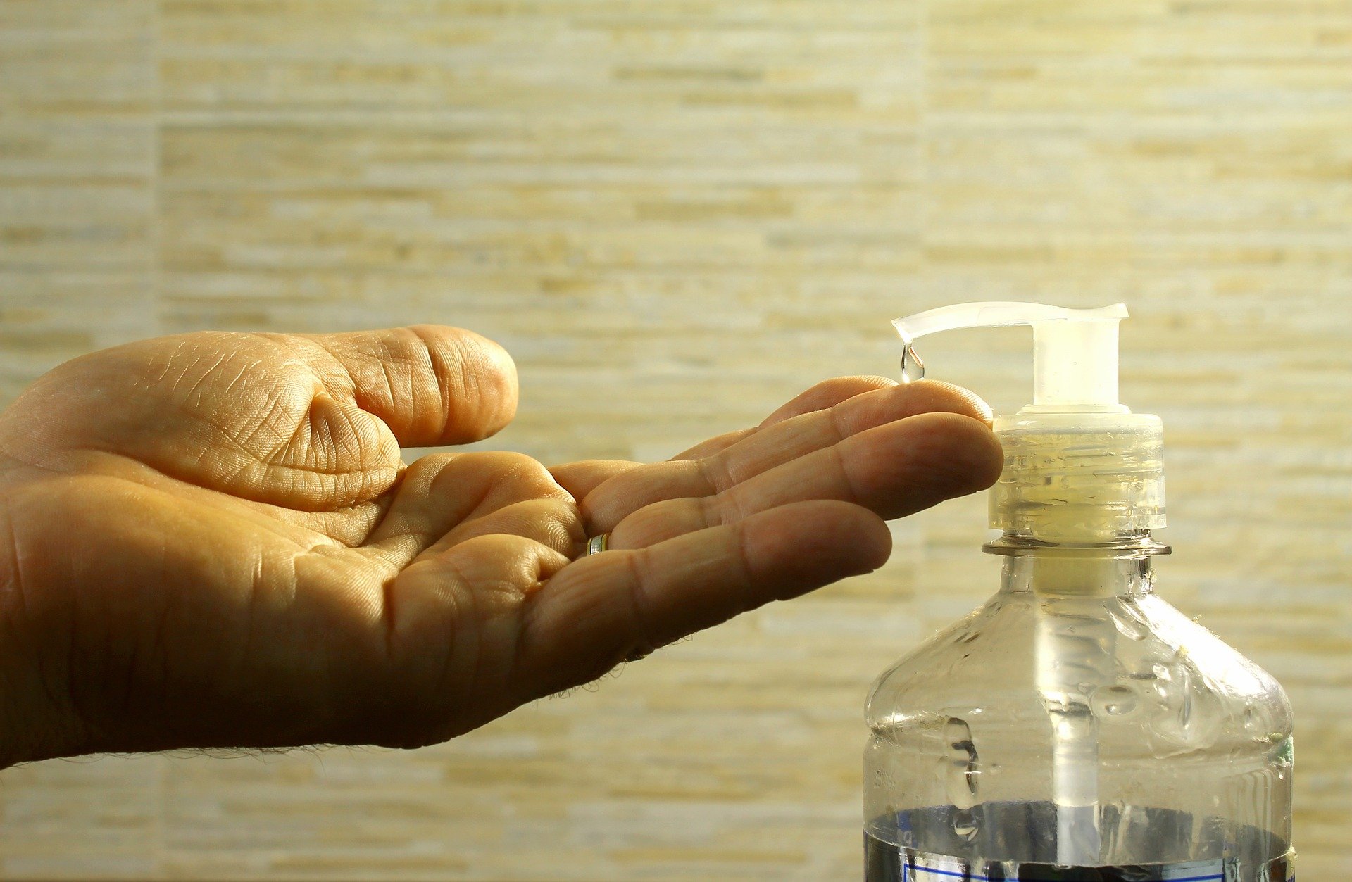 passando álcool em gel nas mãos